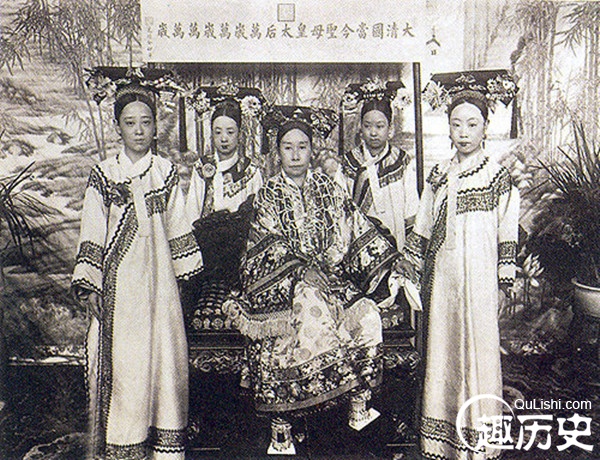 左起:德龄,四格格(庆亲王奕劻的四女),慈禧,元大奶奶(慈禧内侄媳),容